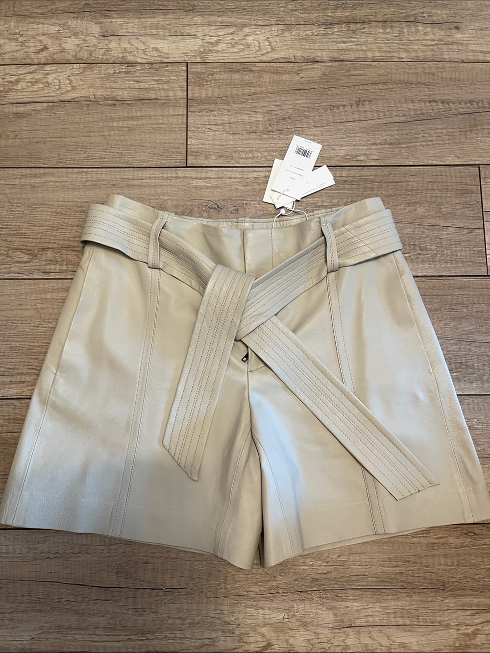 Vince Light Dove Genuine Leather Belted Shorts Women’s Size 4 NWT